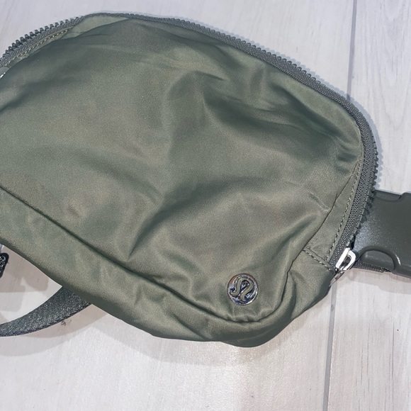 lululemon athletica Forest Green women’s Belt Bag - Picture 4 of 5